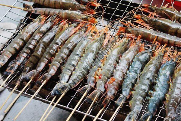 nuong-tom-bang-bep-than