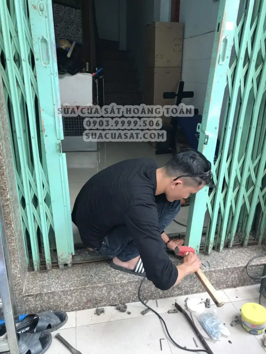 Dịch vụ sửa chữa cửa sắt tại TPHCM do Hoàng Toản thực hiện