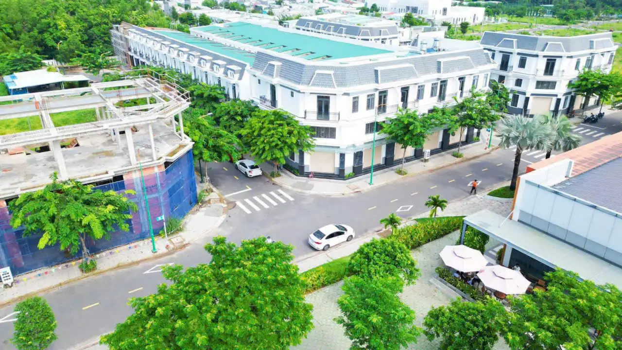 Bán gấp nhà mặt tiền đường D8, P. Hòa Lợi, TP Bến Cát, Bình Dương Giá rẻ Diện tích: 112m2 Thổ cư 100% Nhà gồm 1 trệt 1 lầu 1 lững 3 phòng ngủ, 3WC, phòng khách