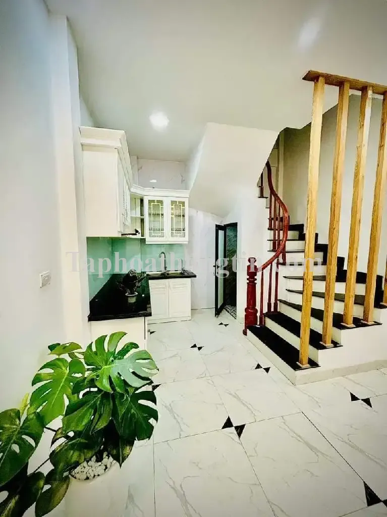 Chính chủ bán gấp nhà tại Nguyễn Khoái Hoàng Mai 35m2 4 tầng 5m mặt tiền hơn 4 tỷ lô góc ô tô tránh. 2