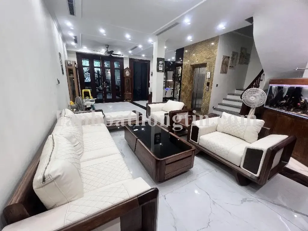 Chính chủ bán gấp nhà tại Lĩnh Nam Hoàng Mai 130m2 5 tầng 6m mặt tiền hơn 28 tỷ nhà vườn sang trọng.