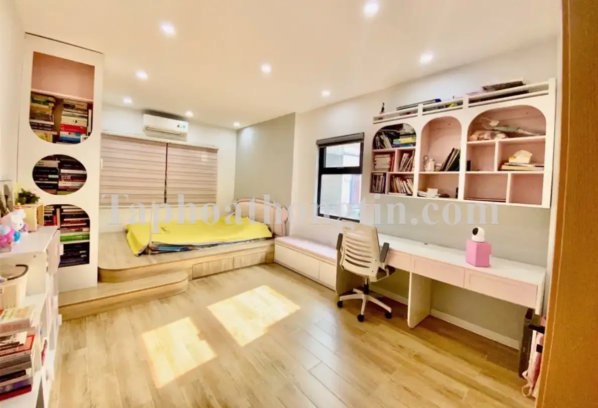 Lạc Long Quân-Tây Hồ, Nhà 52m2 x5 tầng, MT 5,4m ,rất gần Ô TÔ, Giá 9 tỷ 3