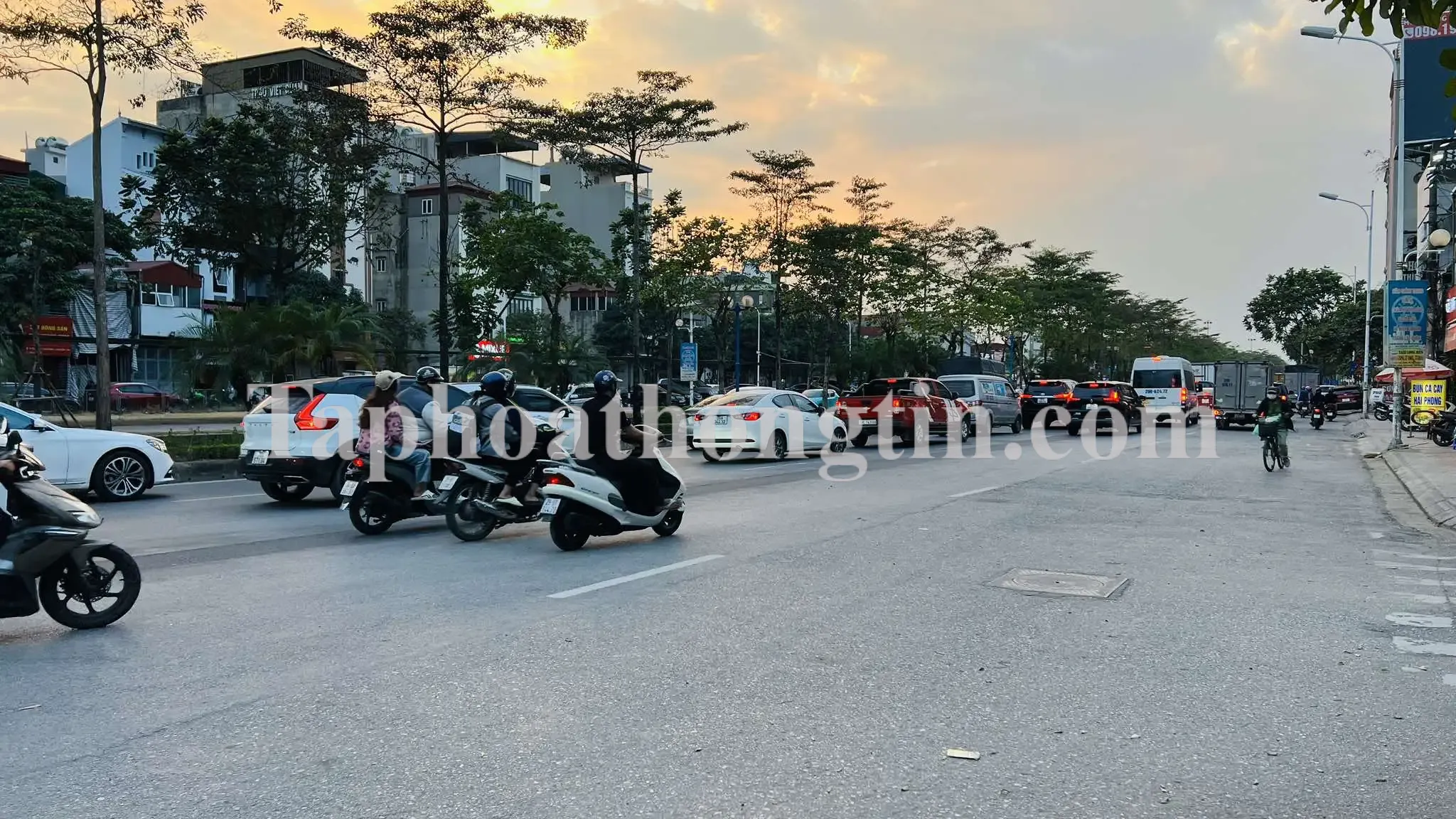 đất đẹp lô góc Cổ Linh-Long Biên, 90m, mặt tiền 17m, vỉa hè, 4 ôtô tránh 2