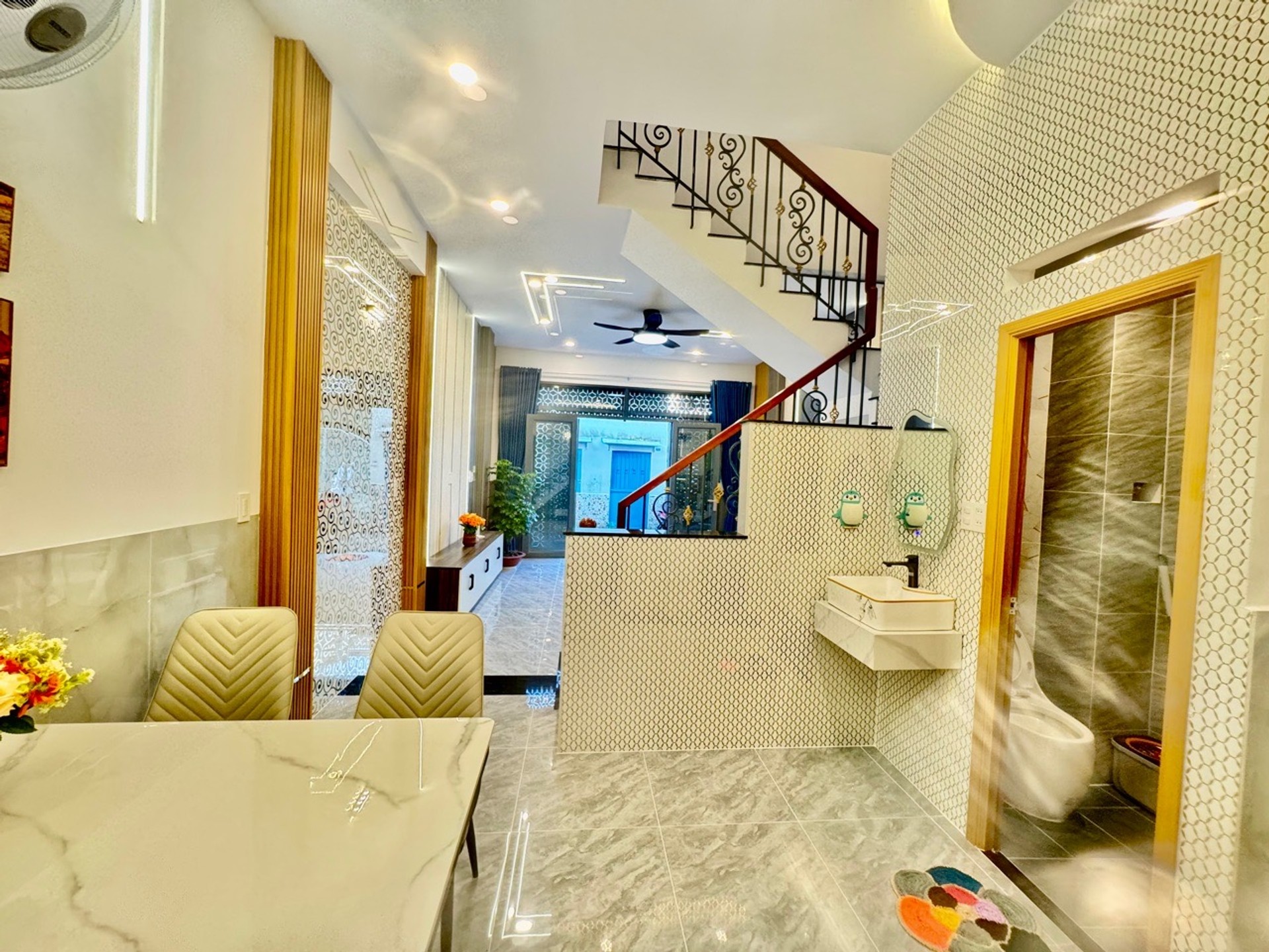 HẺM XE HƠI – HẺM THÔNG – KHU DÂN TRÍ AN NINH – NGANG GẦN 5M BỀ THẾ – NHÀ MỚI FULL NỘI THẤT VÀO Ở NGAY.